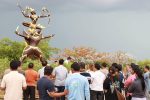 «ព្រះវិស្ណុផ្លែងសរគង់លើគ្រុឌ» ត្រឡប់មកកាន់ទីតាំងដើមវិញនៅរង្វង់មូលមុខវិទ្យាល័យសម្តេចឪក្នុងខេត្តសៀមរាប បន្ទាប់ពីតម្កល់នៅខេត្តឧត្តរមានជ័យអស់រយៈពេលប្រមាណ១៦ឆ្នាំ។